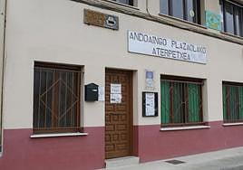 Entrada. Se ubica en la calle Gabriel Aresti y es para uso exclusivo de los peregrinos.