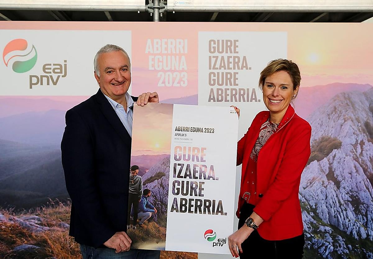 Xabier Barandiaran y Mireia Zarate, en la presentación del manifiesto del Aberri Eguna ayer en Bilbao.
