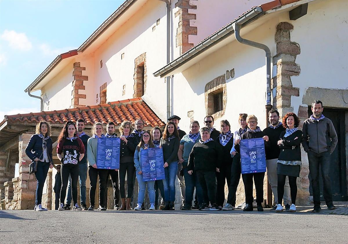 2023ko San Telmo jaietako egitaraua aurkeztu dute herriko eragileetako eta Zumaiako Udaleko ordezkariek San Telmo ermitaren aurrean.