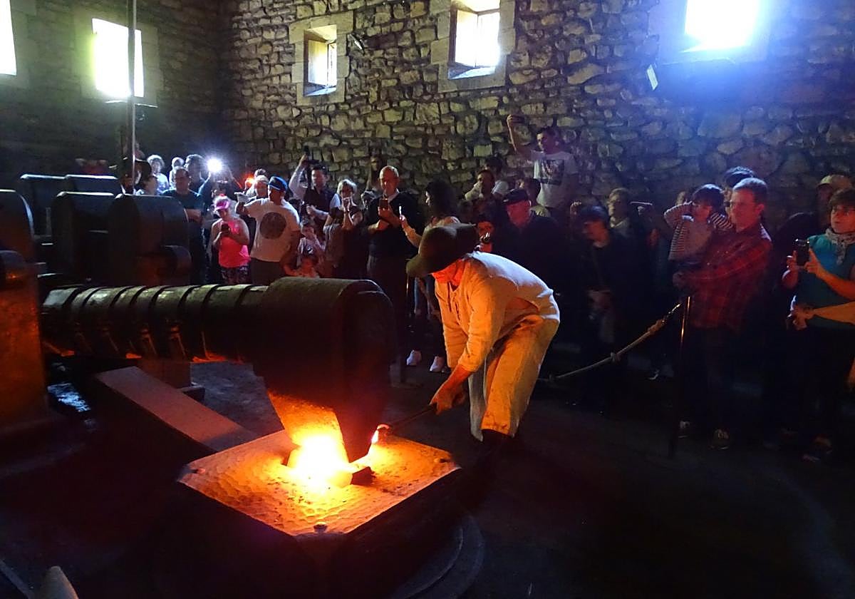 Los ferrones ofrecerán una vistosa demostración sobre cómo se trabajaba el hierro con la fuerza del agua, el calor del fuego y el golpe de martillo.