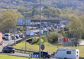 Miles de vehículos se disponene a cruzar estos días la muga.