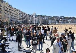 Multitud de turistas en el Paseo de La Concha.