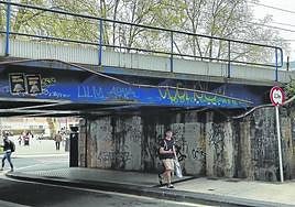 «Quiero llamar la atención sobre el lamentable y peligroso estado del ruidoso puente metálico de la vía férrea a su paso por la calle Misericordia en Gros. Se ve la presencia de cables en mal estado, sin protección y con los aislantes rotos. Paredes sucias y rotas sin ningún tipo de mantenimiento. Por la noche, el puente se convierte en un punto negro de la ciudad».