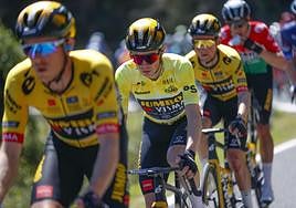 Jonas Vingegaard, protegido por dos compañeros durante la cuarta etapa de la Itzulia.