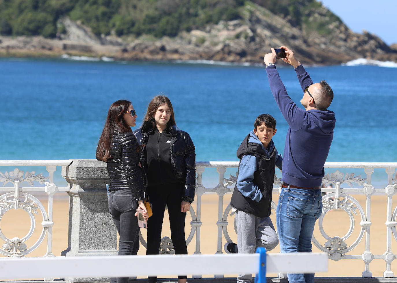 El sol acompaña a los turistas que visitan Donostia