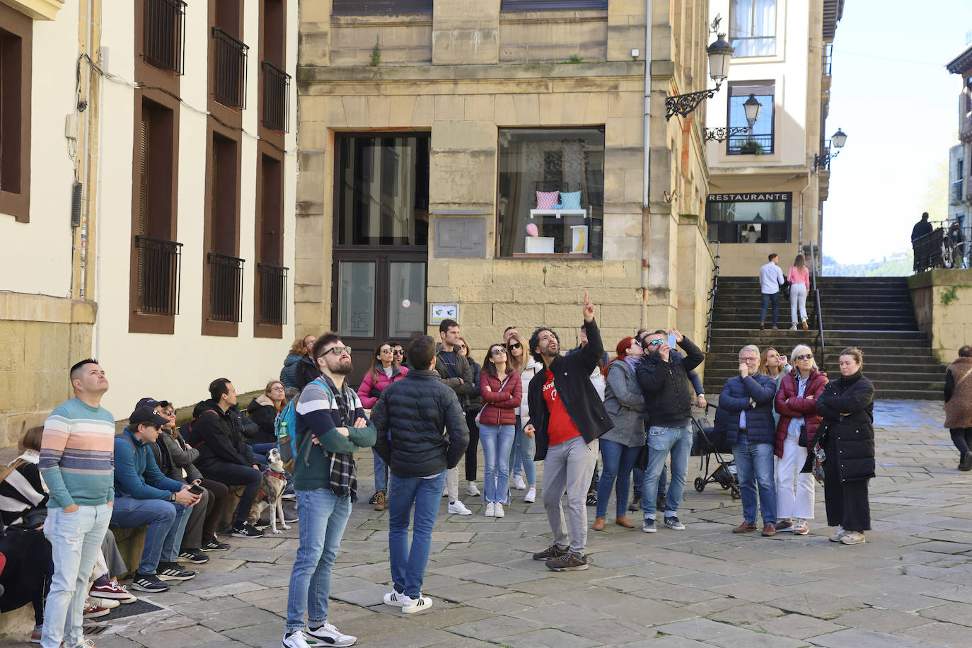 El sol acompaña a los turistas que visitan Donostia