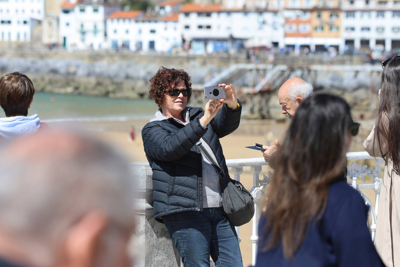 El sol acompaña a los turistas que visitan Donostia