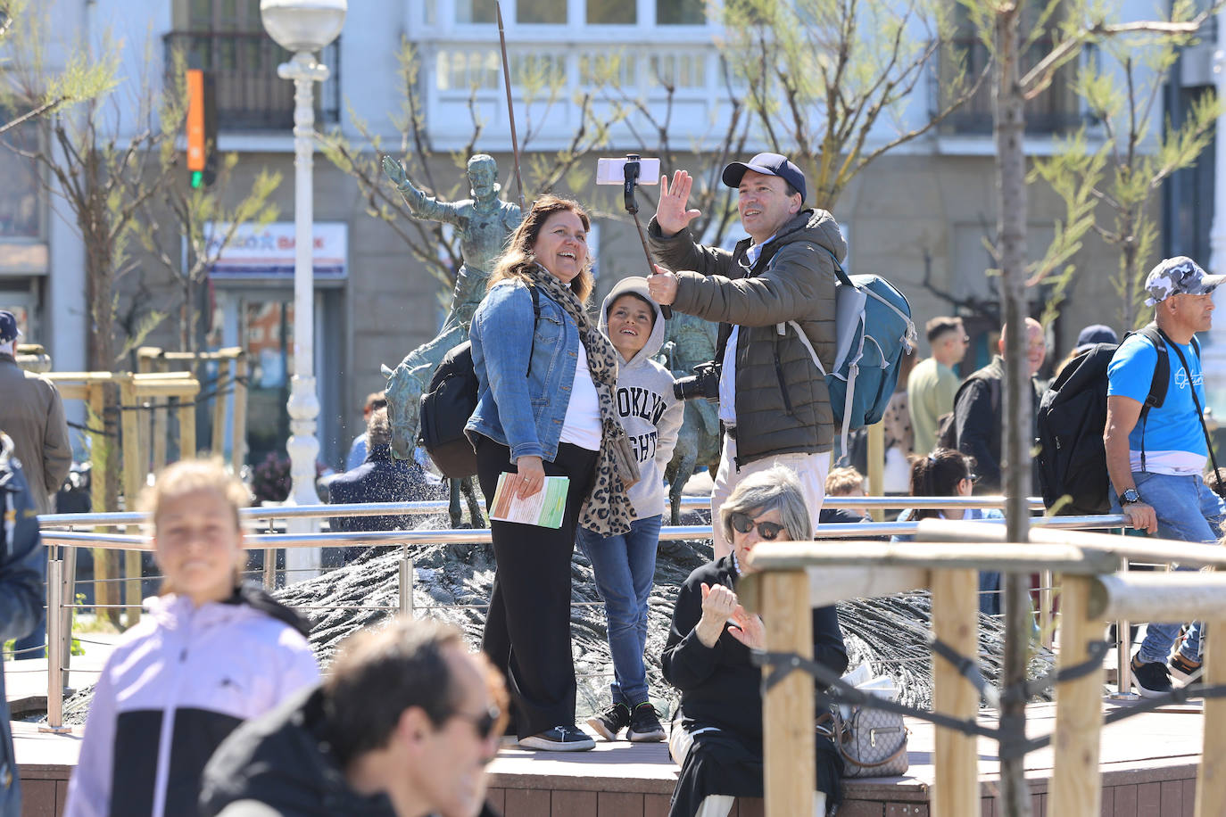 El sol acompaña a los turistas que visitan Donostia
