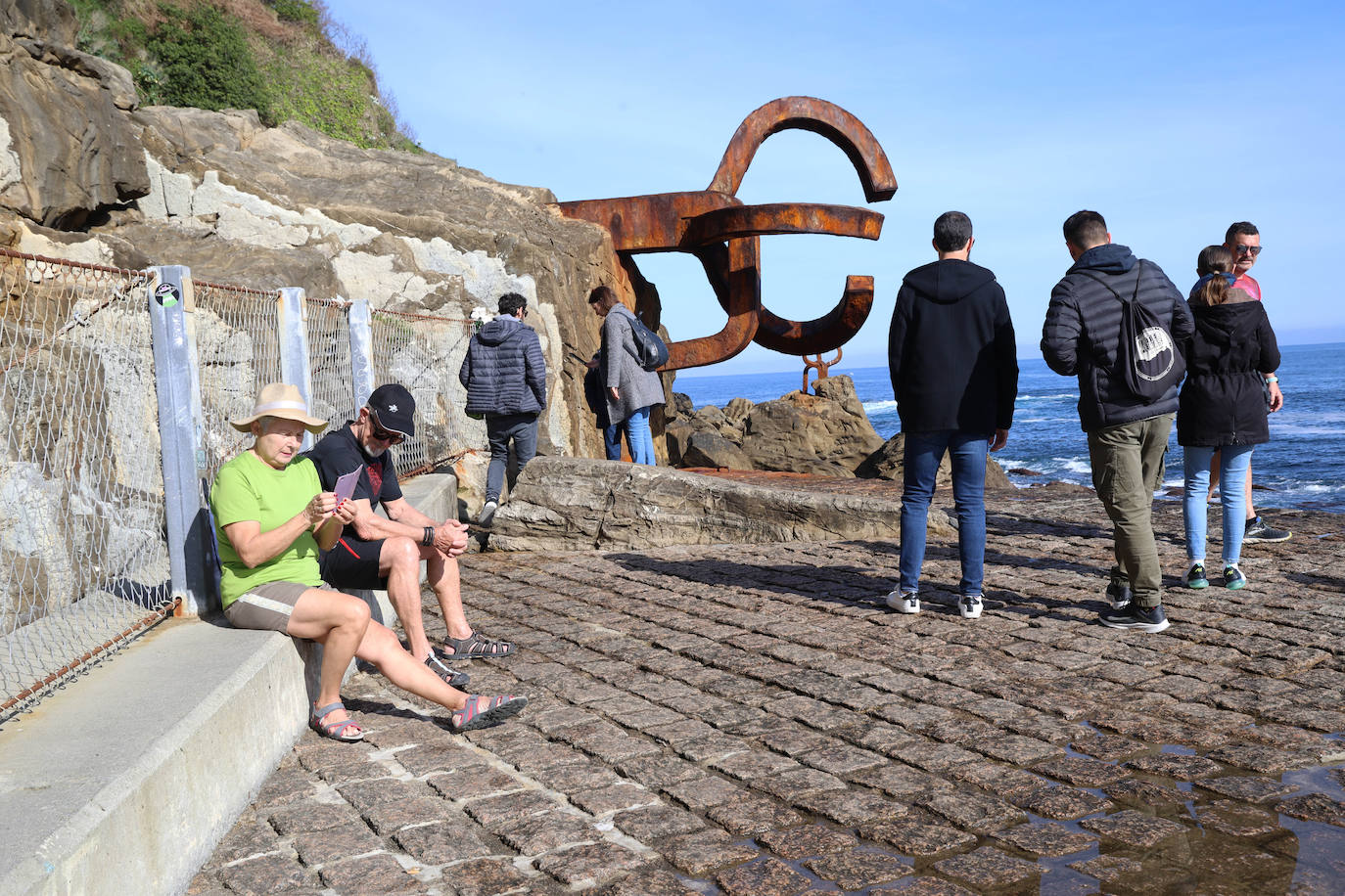 Viernes Santo de sol y turistas