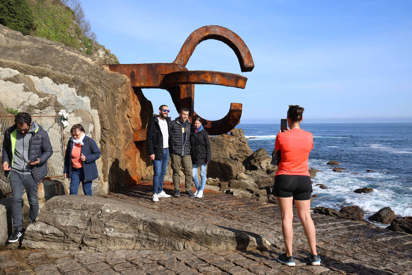 Viernes Santo de sol y turistas