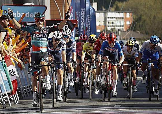 Higuita celebra sobre Bagioli la victoria de la quinta etapa de la Itzulia en Amorebieta-Etxano.