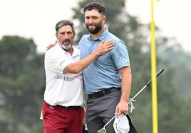 Txema Olazabal, junto a Jon Rahm en Augusta.