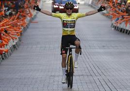 Jonas Vingegaard (Jumbo-Visma) celebra la tercera etapa y su victoria en la Itzulia en las calles de Eibar.