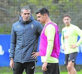 Garitano da instrucciones a Sergio, comodín al que colocará este domingo en el eje de la defensa.