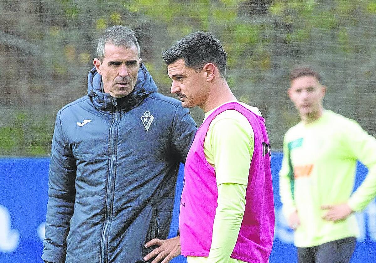 Garitano da instrucciones a Sergio, comodín al que colocará este domingo en el eje de la defensa.