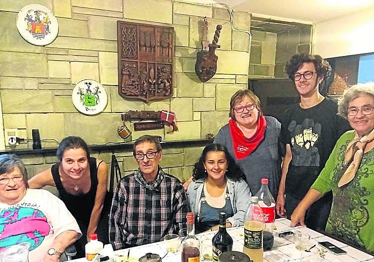 Maite, con pañuelo rojo al cuello, en uno de los actos del Centro Vasco de Montevideo.
