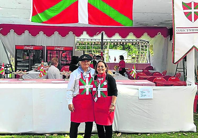 Rossana Arza y su marido posan ante la carpa de la Colectividad Vasca de Santiago de Chile.