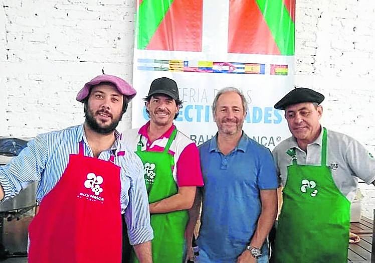Iñaki Ederra, de azul y sin delantal, junto a socios de la Unión Vasca de Bahía Blanca.