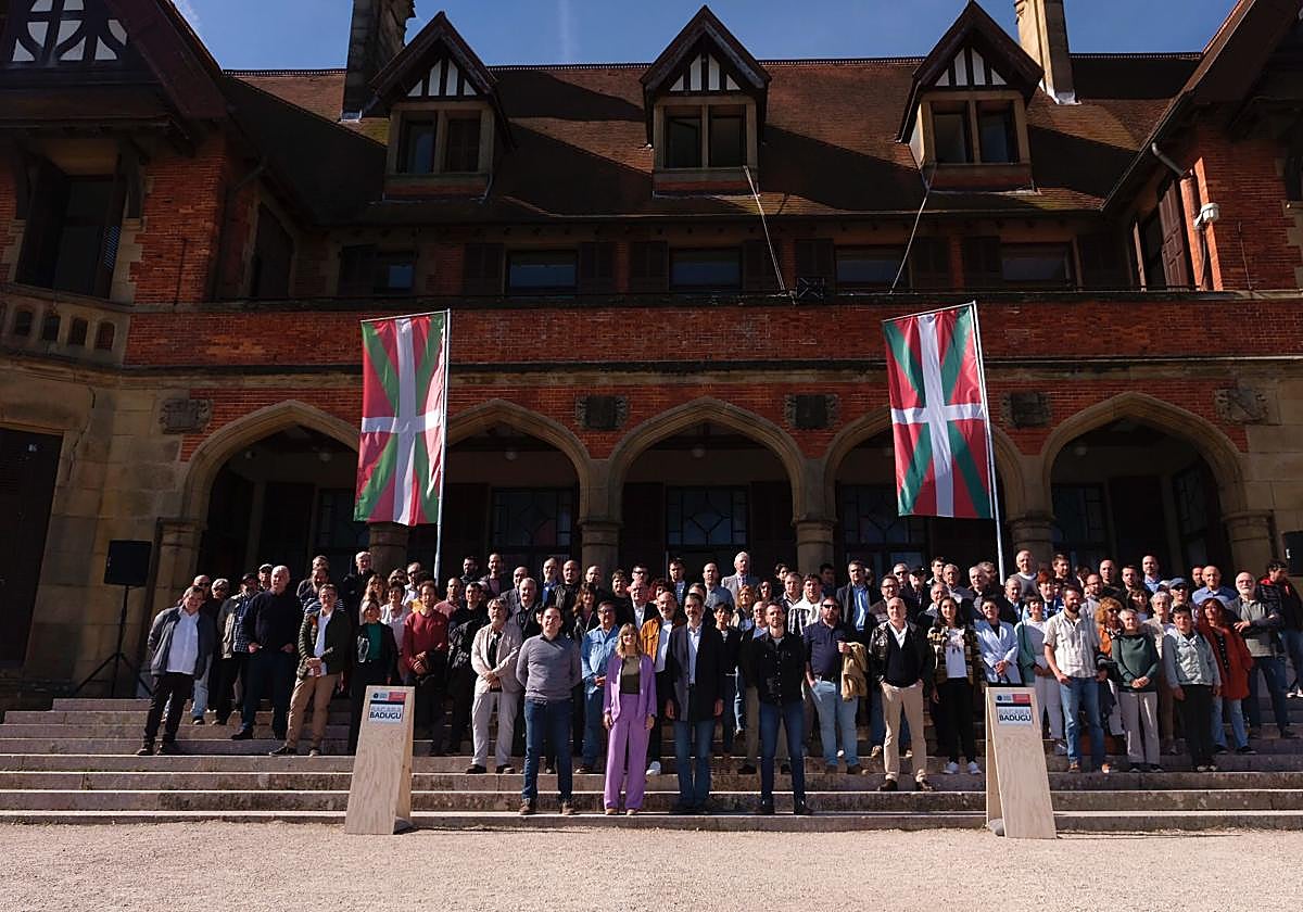 Foto de familia en el acto de Euskal Herria Batera