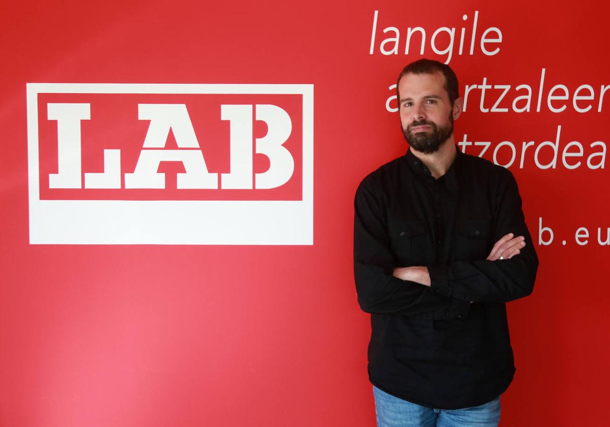 El coordinador de LAB, Igor Arroyo, en la sede de LAB en Donostia.