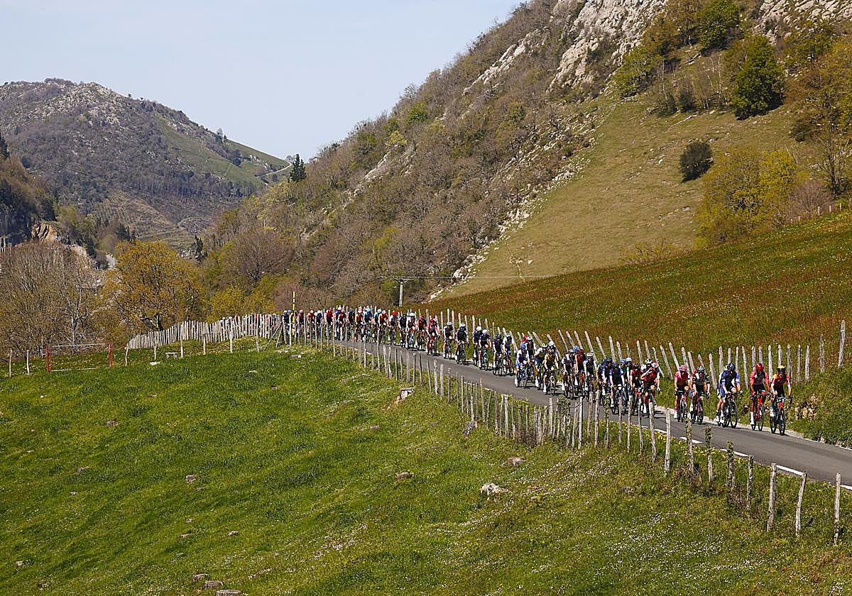 El pelotón, durante una de las siete ascensiones que está acometiendo en la última etapa de la Itzulia.