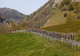 El pelotón, durante una de las siete ascensiones que está acometiendo en la última etapa de la Itzulia.