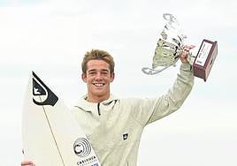 Bitor Garitaonandia posa con su tabla y título de Campeón de Europa Junior.