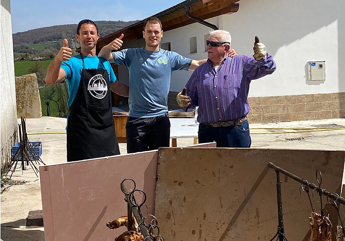 Unai Laso asa unos corderos este domingo en Bizkarreta