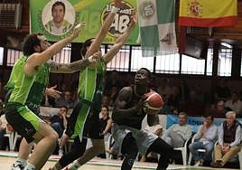Njie finta el tiro ante Mejías y Santana en el partido del Juaristi en Albacete.