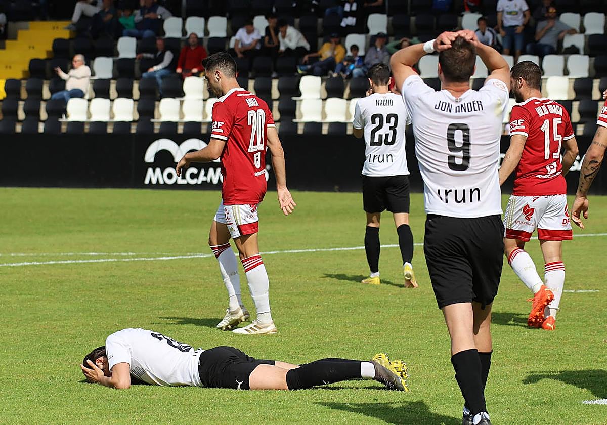 Los jugadores del Real Unión, decepcionados.