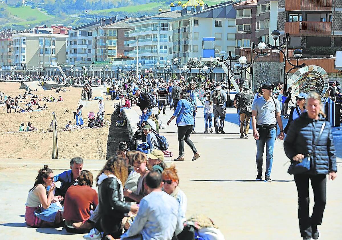 El malecón de Zarautz, esta Semana Santa.