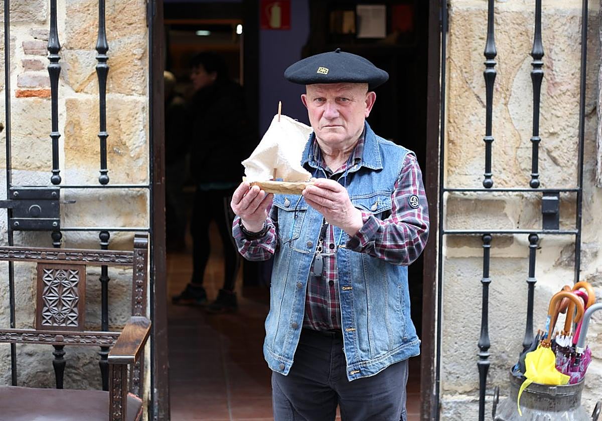 Rafa Berasategi posa con el barco donado por la familila del actor Beñat Intxausti ante su museo.