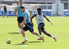 Gorosabel se lleva un balón perseguido por Cho durante la sesión de trabajo de Zubieta.