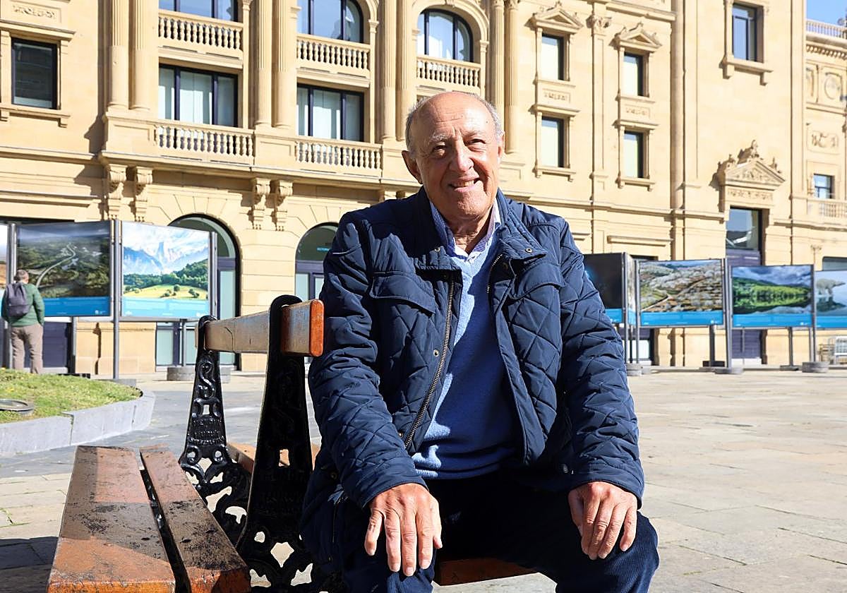 Optimismo. Juan Luis Epelde, en un banco de la plaza Okendo en Donostia.