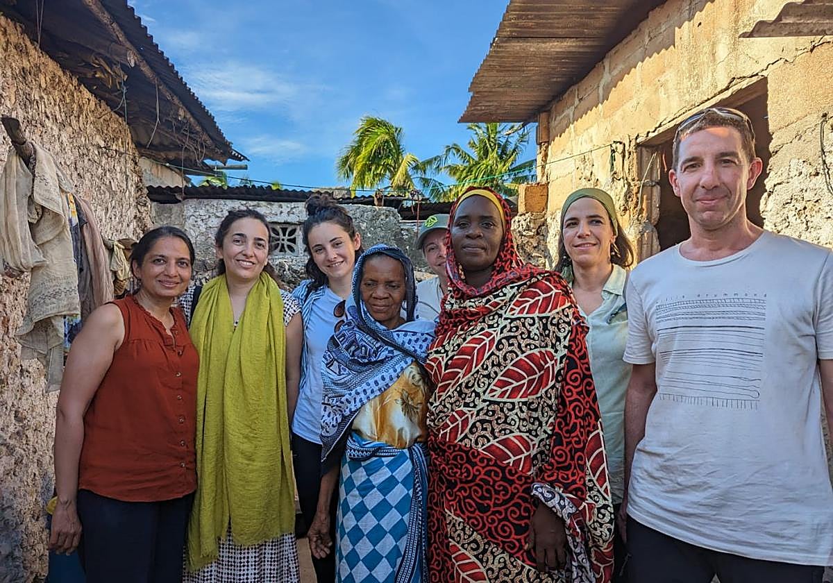 Miembros de la delegación vasca con personas de la zona durante su estancia en el país africano en el pasado mes de marzo.