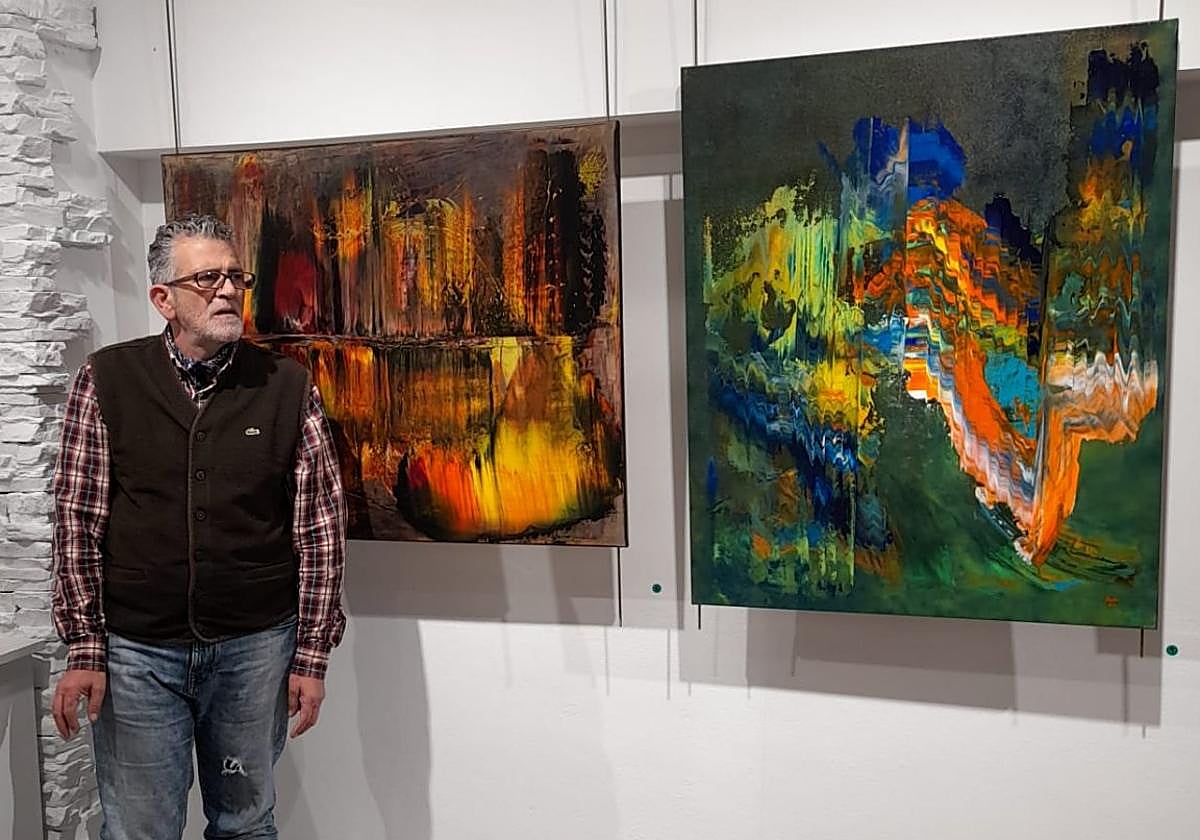 Iñaki Oreja frente a varias de las obras expuestas en la sala de exposición Portaleburu de Azkoitia.