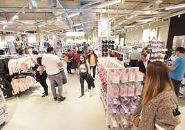 Clientes en un centro comercial guipuzcoano. Las nuevas generaciones de consumidores siguen prefiriendo comprar en lugares físicos.
