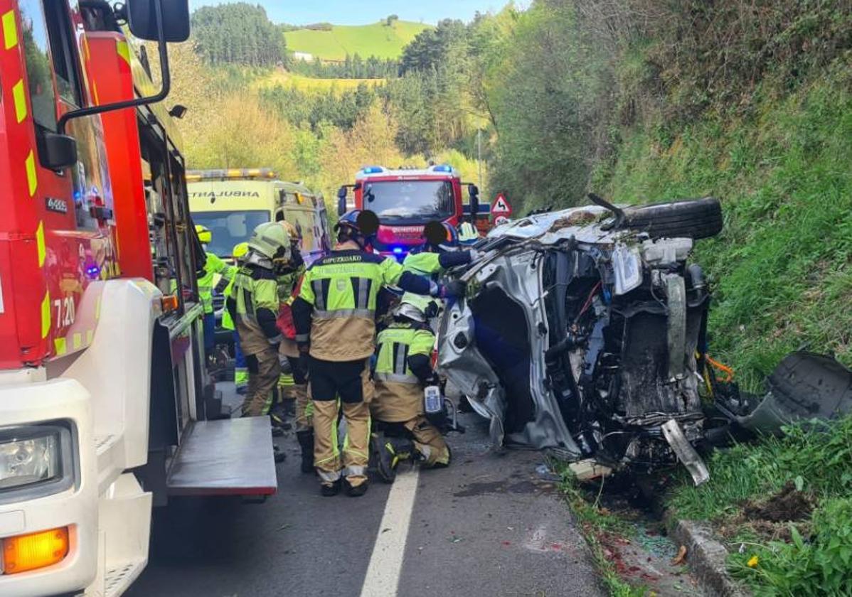 Los bomberos examinan el vehículo accidentado en Ermua.