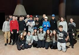 Grupo de estudiantes de Haztegi Ikastola durante uno de los primeros escape rooms desarrollados en el Museo del Hierro Vasco.
