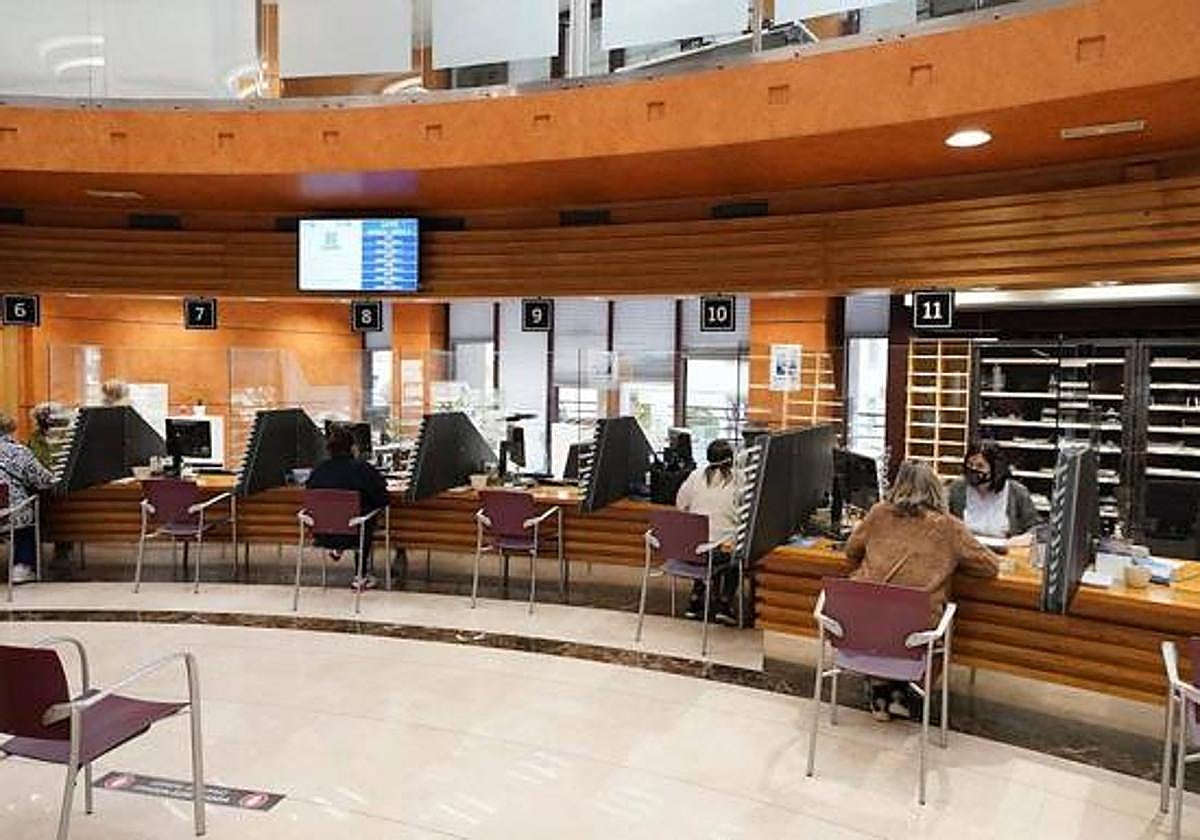 Contribuyentes realizan la declaración de la Renta en las oficinas centrales de la Hacienda foral en San Sebastián.