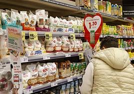 Una consumidora hace la compra en un supermercado vasco.