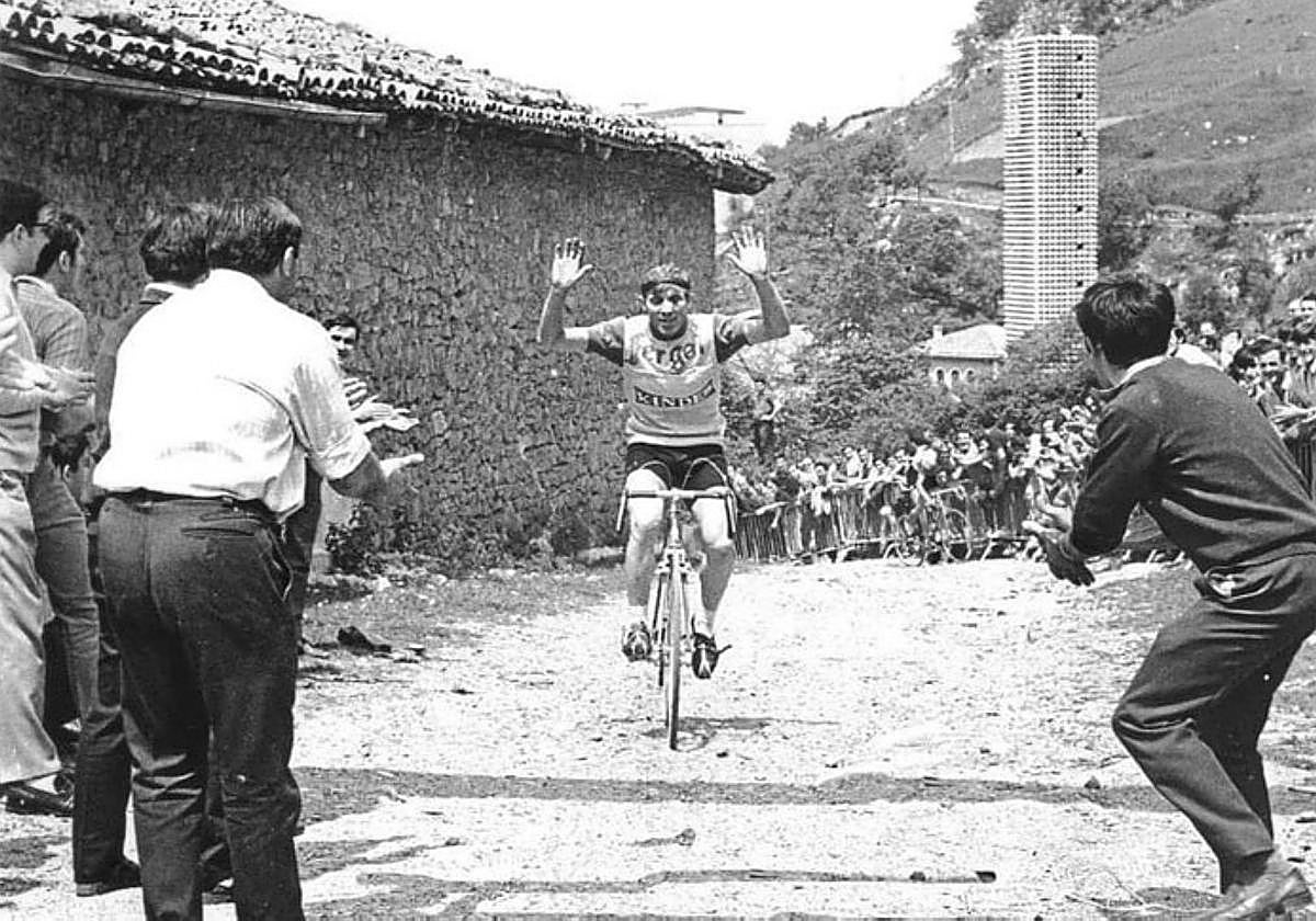 José Antonio Mur celebrando la victoria en la Subida a Arantzazu en 1969.