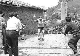 José Antonio Mur celebrando la victoria en la Subida a Arantzazu en 1969.