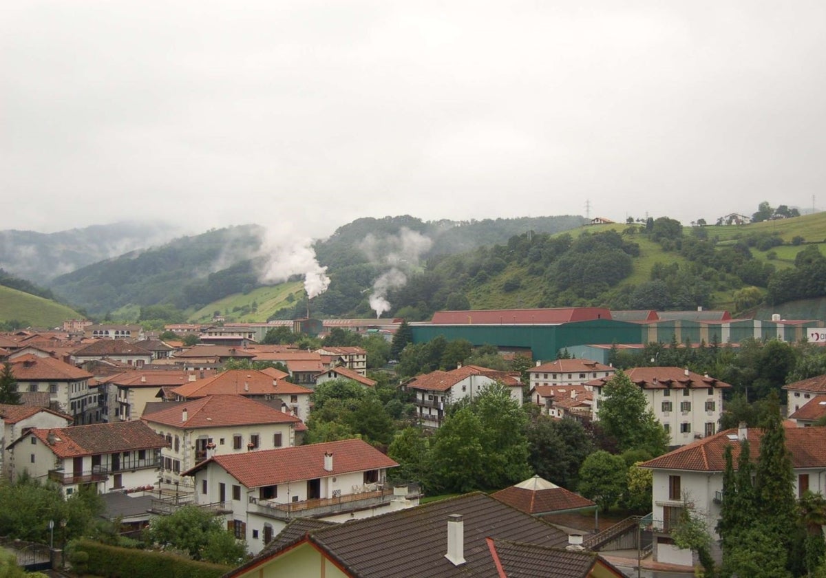 Panorámica de Lesaka, con ArcelorMittal al fondo.