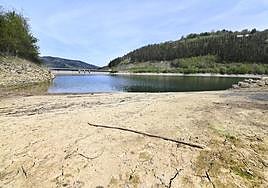 El embalse de Ibiur, en Ikaztegieta, se encuentra en situación de alerta.
