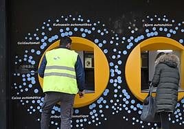 Dos personas, ante una entidad financiera vasca.