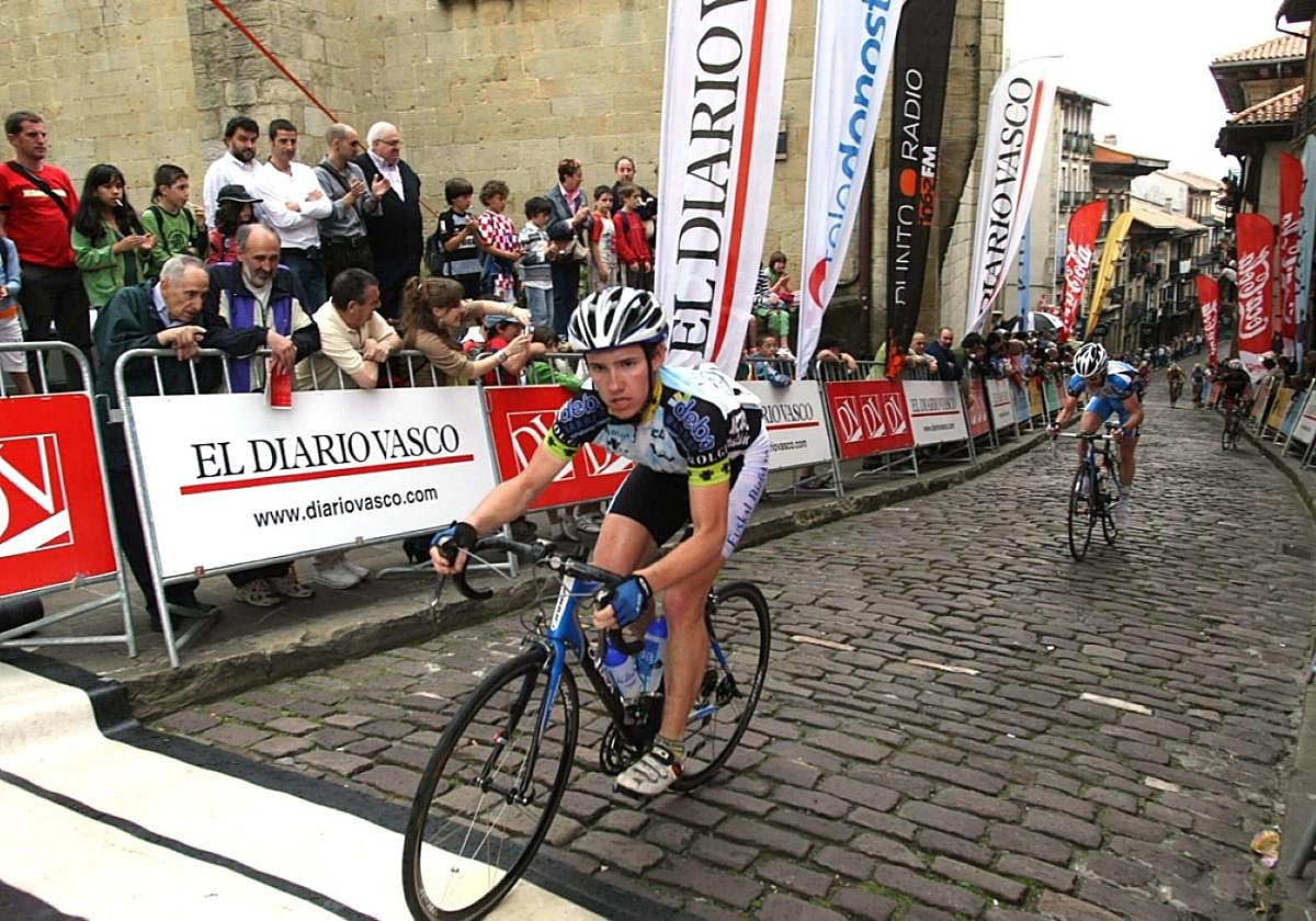 La última vez que la calle Mayor tuvo la meta en la Vuelta al Bidasoa fue en 2008.