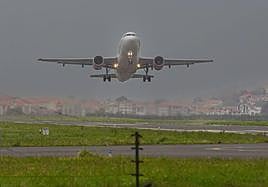 Un avión con destino Valencia, despega desde el aeropuerto de Hondarribia el pasado 31 de marzo.