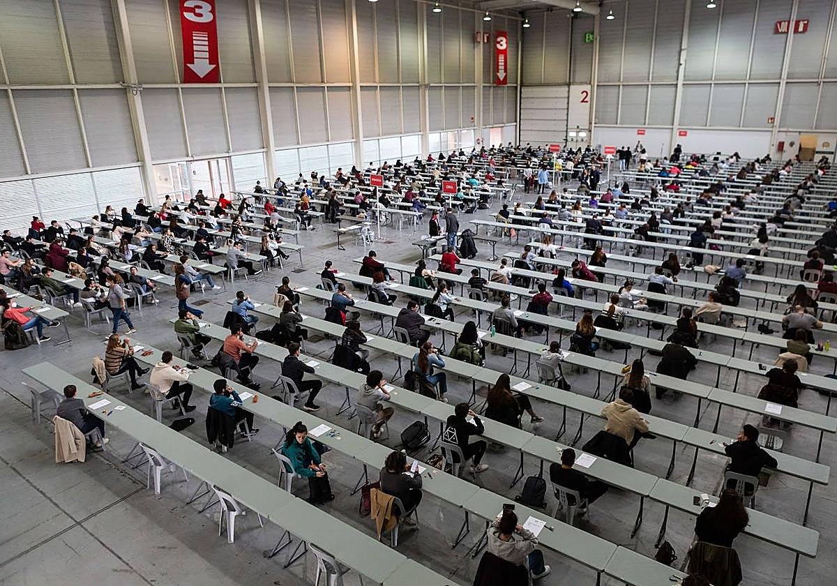 Unos exámenes en el recinto de Ficoba en Irun.