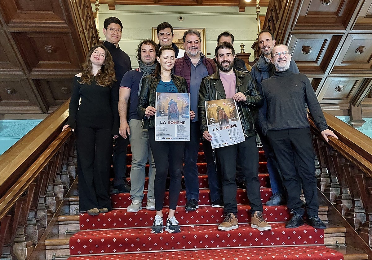 El elenco que representará 'La Bohème' el próximo fin de semana, Ángel Pazos y el delegado Borja Olazabal